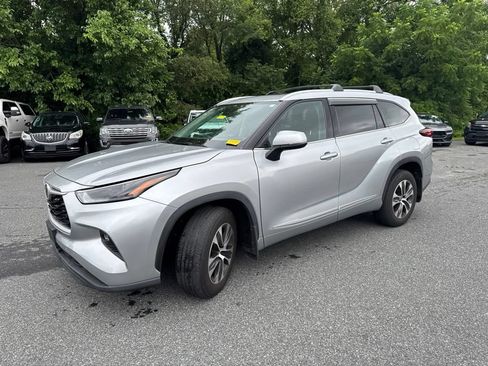 Used 2022 Toyota Highlander XLE AWD/4WD image 3