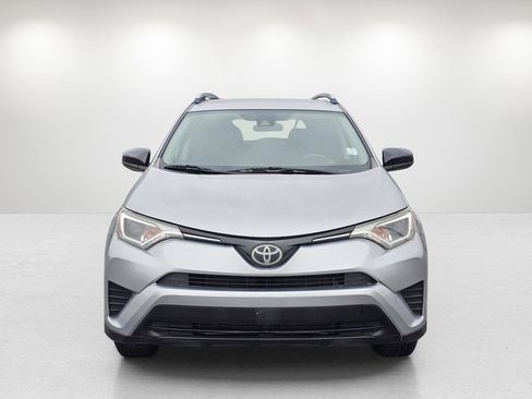 Used 2018 Toyota RAV4 LE image 2