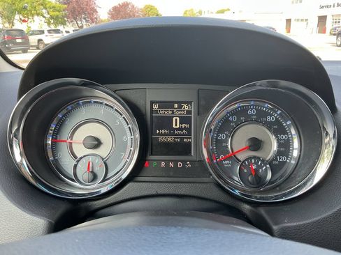 Used 2015 Chrysler Town & Country Touring FWD image 16