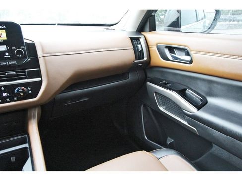 Used 2025 Nissan Pathfinder Platinum FWD image 10