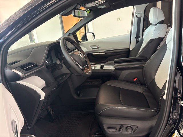 Used 2026 Toyota Sienna AWD image 14