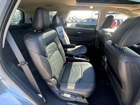 Used 2024 Nissan Pathfinder Platinum AWD/4WD image 25