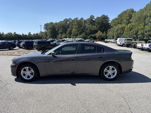 Used 2019 Dodge Charger SXT RWD image 4