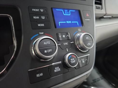 Used 2015 Toyota Sienna LE FWD image 22