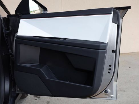 Used 2024 Tesla Cybertruck AWD Crew Cab image 27