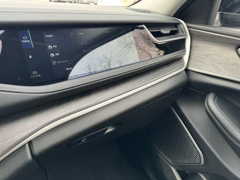 Used 2022 Jeep Grand Cherokee Limited w/ Luxury Tech Group II image 28