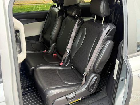 Used 2023 Kia Carnival LX FWD image 27