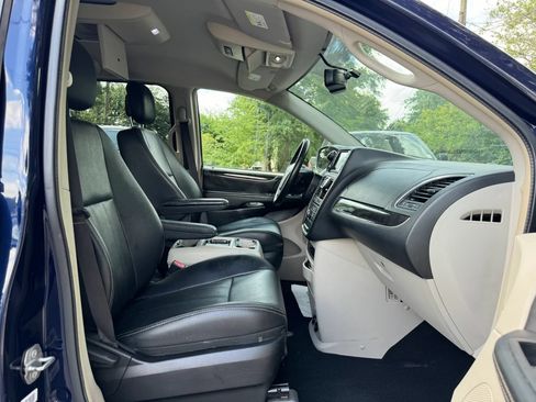 Used 2016 Chrysler Town & Country Touring FWD image 26