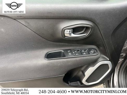 Used 2018 Jeep Renegade Latitude w/ Popular Equipment Group FWD image 18