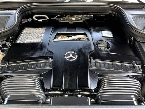 Used 2024 Mercedes-Benz GLS 580 4MATIC image 10