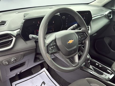 Used 2025 Chevrolet TrailBlazer LT AWD/4WD image 35