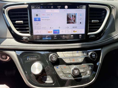 New 2027 Chrysler Pacifica Select FWD image 12