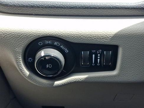 Used 2023 Chrysler Pacifica Touring-L FWD image 28