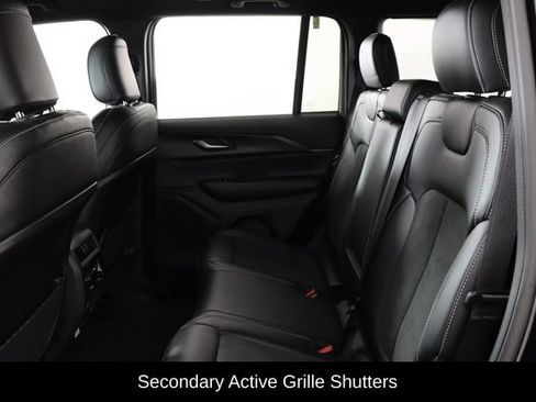 Used 2025 Jeep Grand Cherokee Altitude AWD/4WD image 8