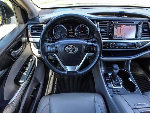 Used 2015 Toyota Highlander XLE AWD/4WD image 25