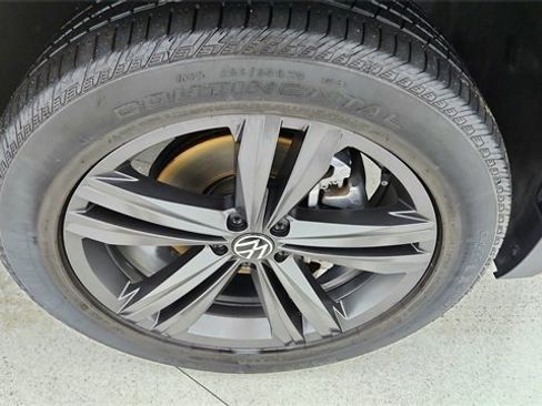 Used 2021 Volkswagen Atlas Cross Sport SE w/ Panoramic Sunroof Package image 55