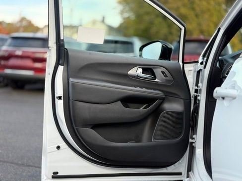 New 2026 Chrysler Pacifica Select image 10