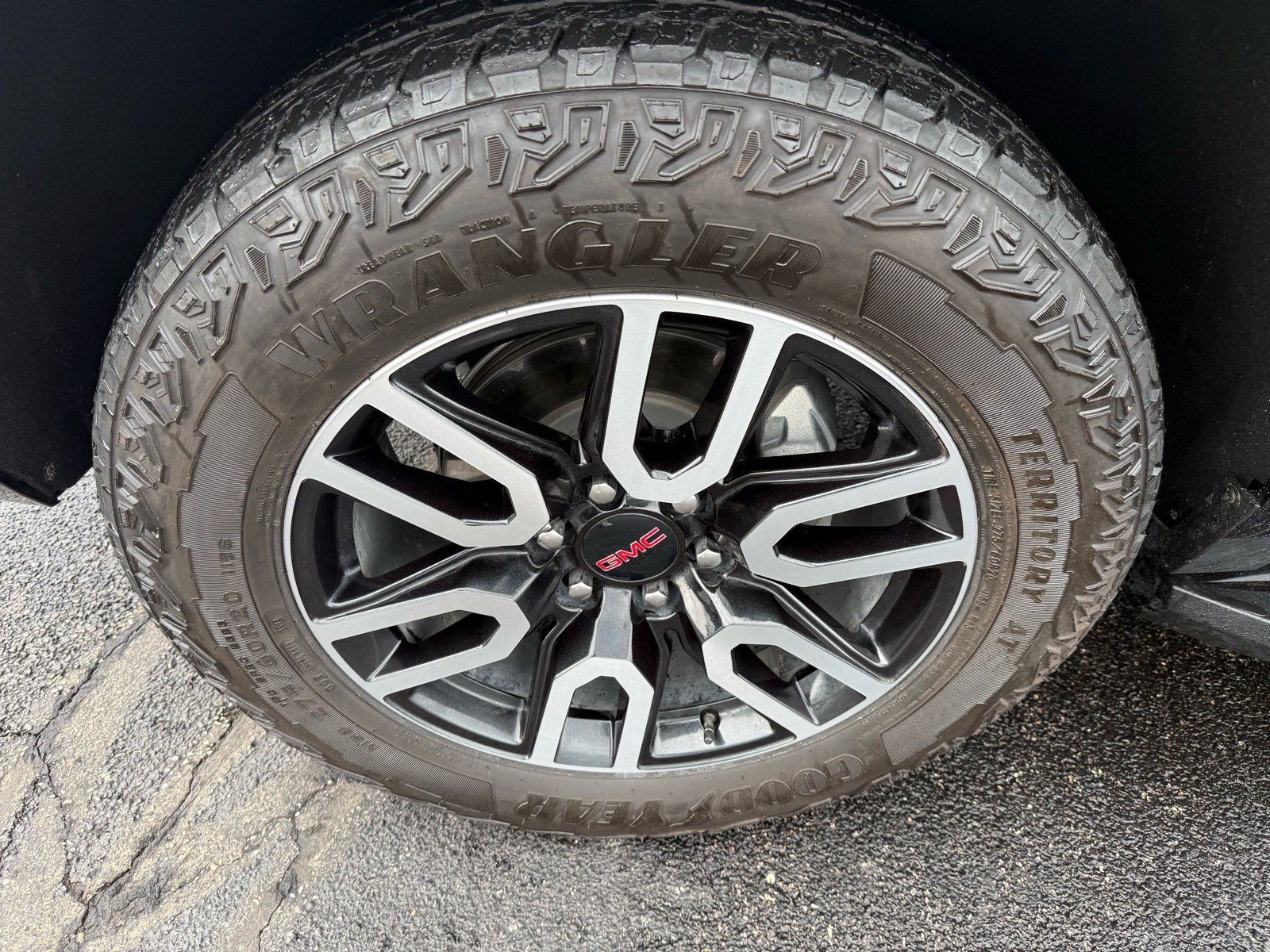 Used 2024 GMC Yukon AT4 AWD/4WD image 10