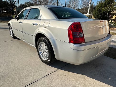 Used 2010 Chrysler 300 Touring RWD image 7
