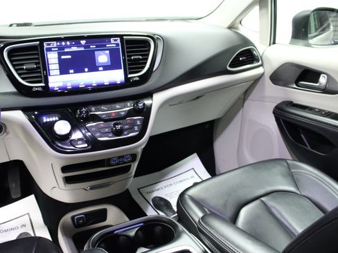 Used 2023 Chrysler Pacifica Touring-L FWD image 20