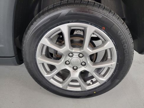 Used 2022 Jeep Compass Latitude w/ Sun and Sound Group AWD/4WD image 11