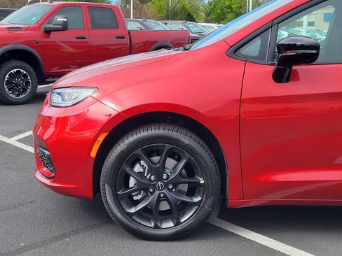 New 2026 Chrysler Pacifica Limited AWD/4WD image 9
