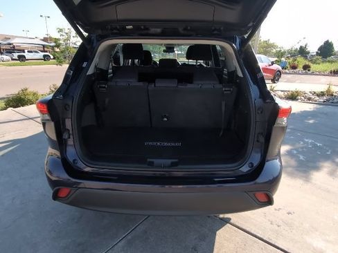 Used 2020 Toyota Highlander LE AWD/4WD image 28