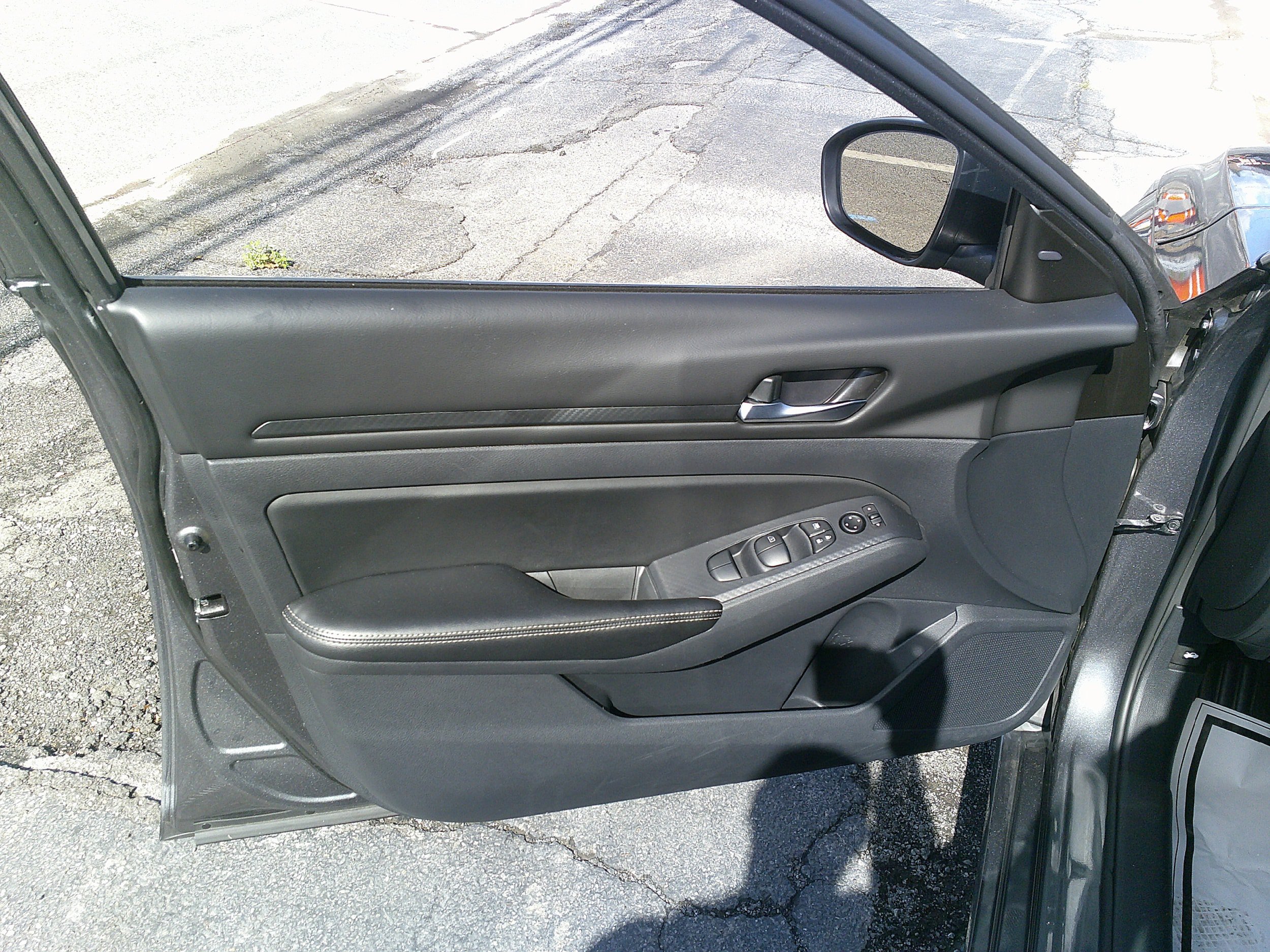 Used 2024 Nissan Altima 2.5 SV FWD image 15