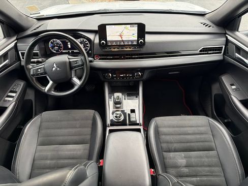 Used 2024 Mitsubishi Outlander AWD image 18