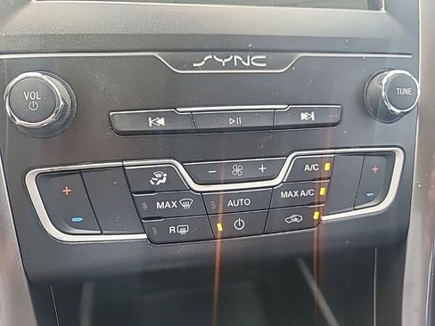 Used 2019 Ford Fusion SE image 14