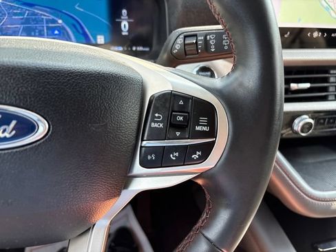 Used 2025 Ford Explorer Active AWD/4WD image 12
