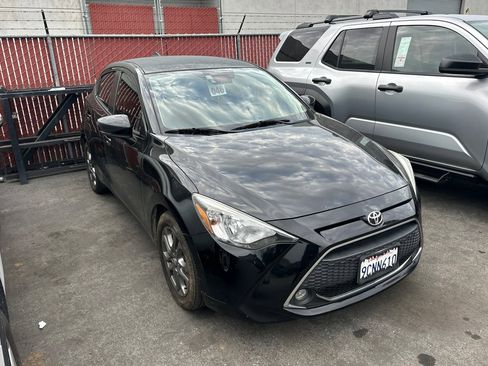 Used 2020 Toyota Yaris LE image 2