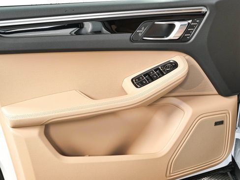 New 2026 Porsche Macan AWD/4WD image 6