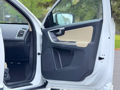 Used 2016 Volvo XC60 T5 Premier w/ Proximity Package FWD image 15