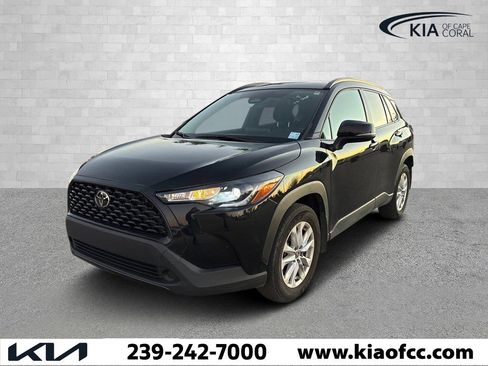Used 2024 Toyota Corolla Cross LE image 1