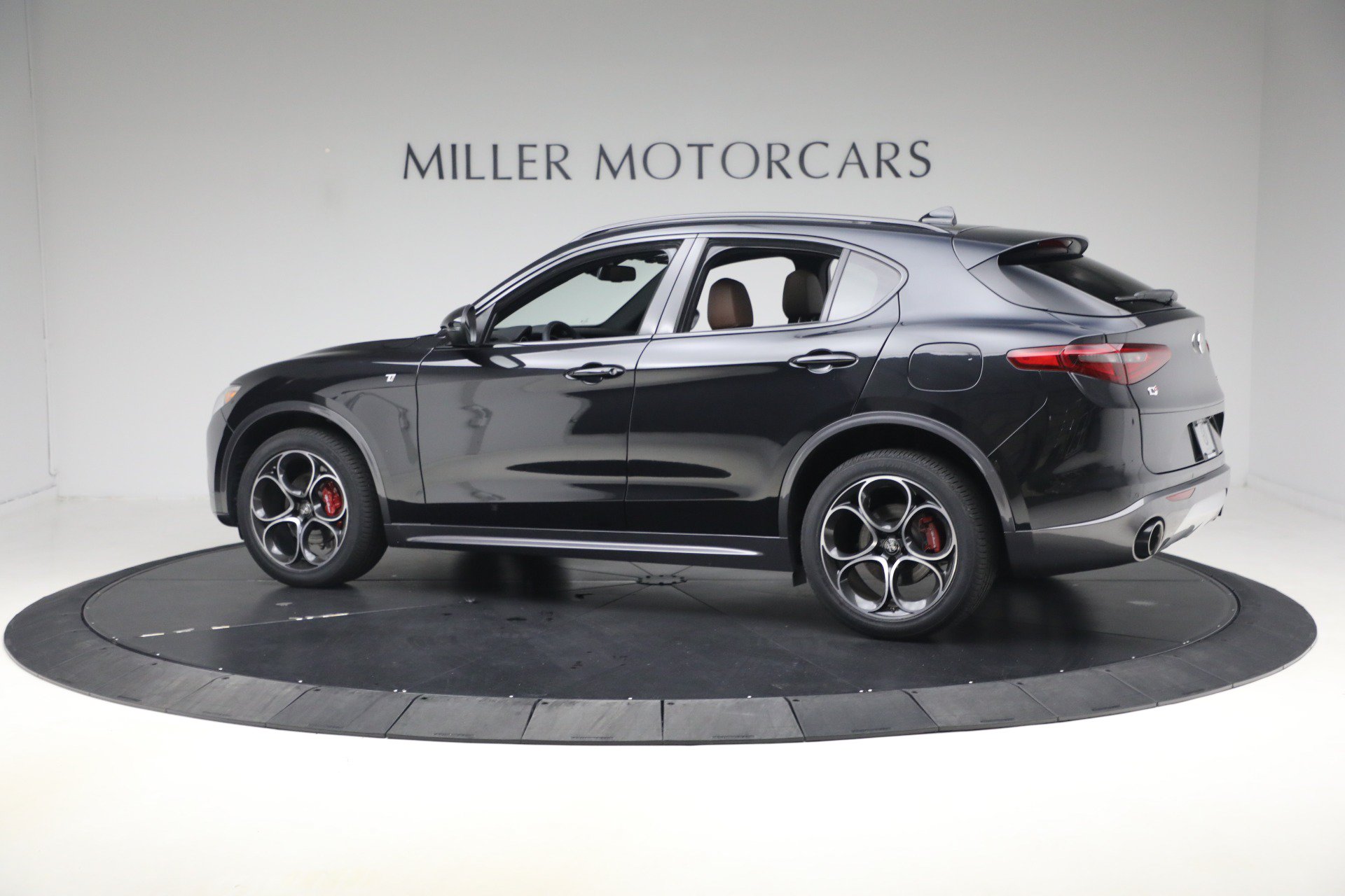 Used 2023 Alfa Romeo Stelvio Ti AWD/4WD image 5