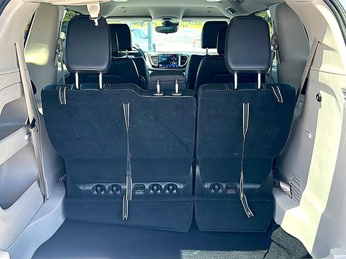 Used 2024 Chrysler Pacifica Touring-L FWD image 22