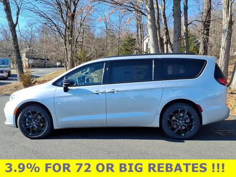 New 2026 Chrysler Pacifica Select image 4