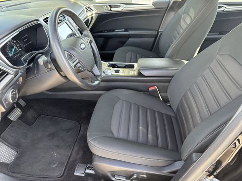 Certified 2017 Ford Fusion SE w/ Fusion SE Technology Package FWD image 10