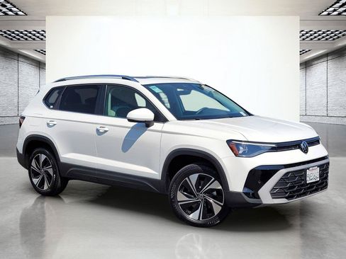 Certified 2025 Volkswagen Taos SE w/ Panoramic Sunroof Package AWD/4WD image 4