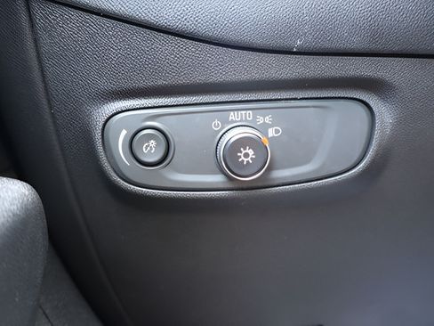 Used 2020 Chevrolet Equinox LS w/ LS Convenience Package FWD image 32