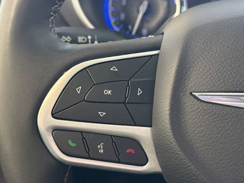 Used 2023 Chrysler Pacifica Touring-L image 40