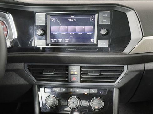 Used 2019 Volkswagen Jetta SE w/ Cold Weather Package image 28