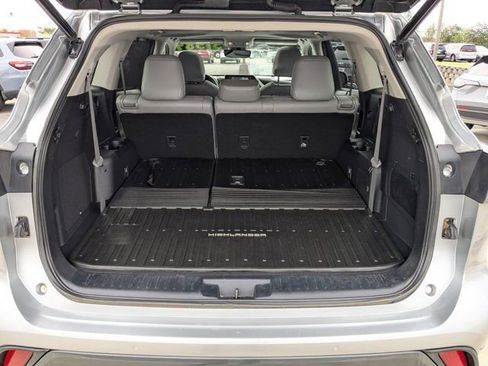Used 2022 Toyota Highlander Limited FWD image 12