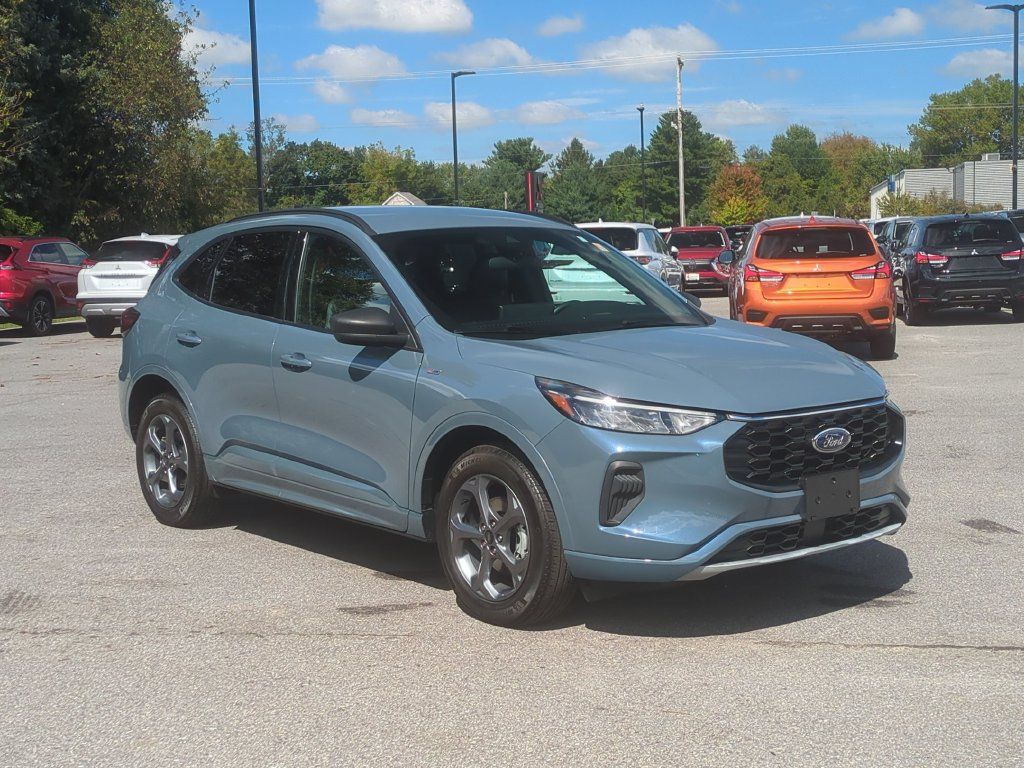 Used 2023 Ford Escape ST-Line w/ Tech Pack #1 AWD/4WD image 3