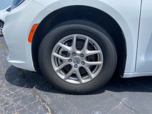 Used 2024 Chrysler Pacifica Touring-L FWD image 10