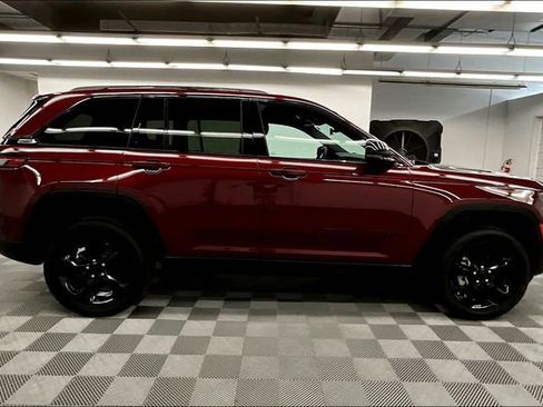 Used 2025 Jeep Grand Cherokee Altitude AWD/4WD image 15