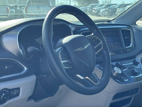 Certified 2020 Chrysler Pacifica Touring w/ Tire & Wheel Group image 10