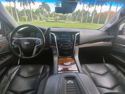 Used 2018 Cadillac Escalade ESV Premium Luxury AWD/4WD image 7