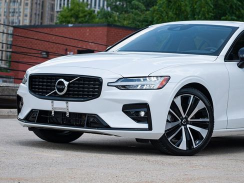 Certified 2022 Volvo S60 B5 Momentum w/ Premium Package AWD/4WD image 2
